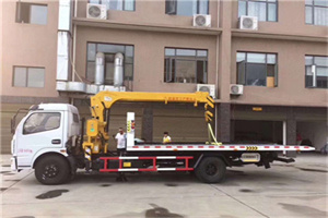 古塔附近汽车轮胎更换